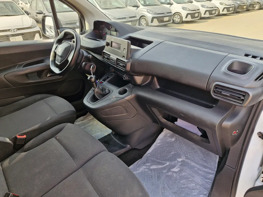 2022 Peugeot Partner Short van 