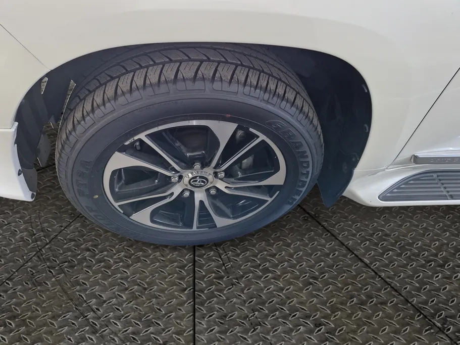 تويوتا لاندكروزر Grand Touring 2021 