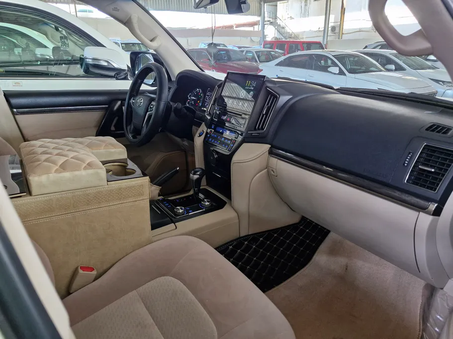 تويوتا لاندكروزر Grand Touring 2021 