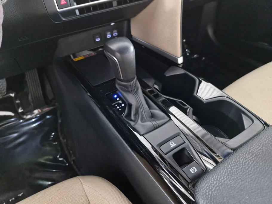 تويوتا كامري LE 2025 