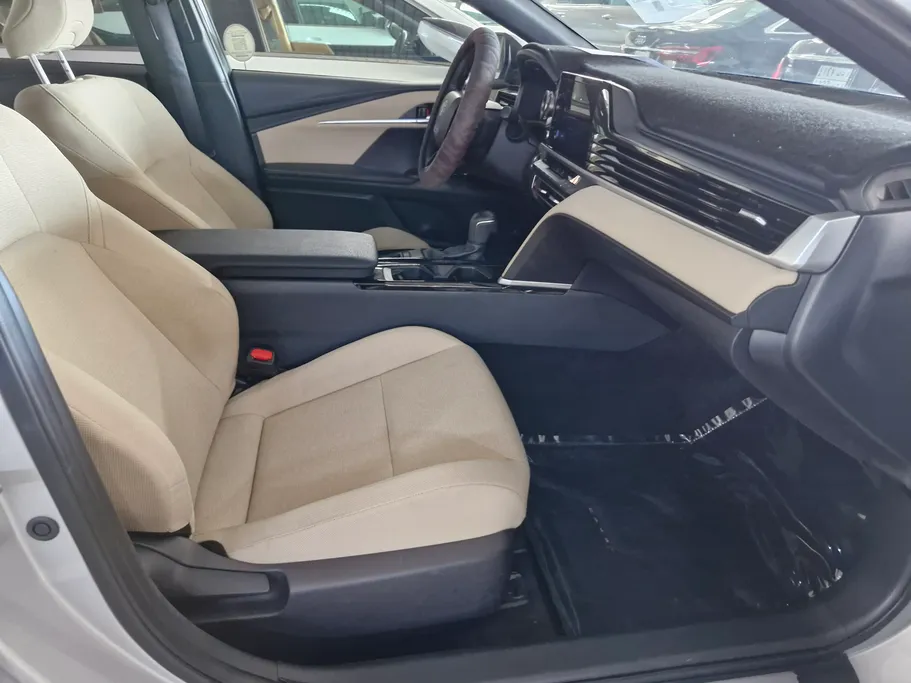 تويوتا كامري LE 2025 