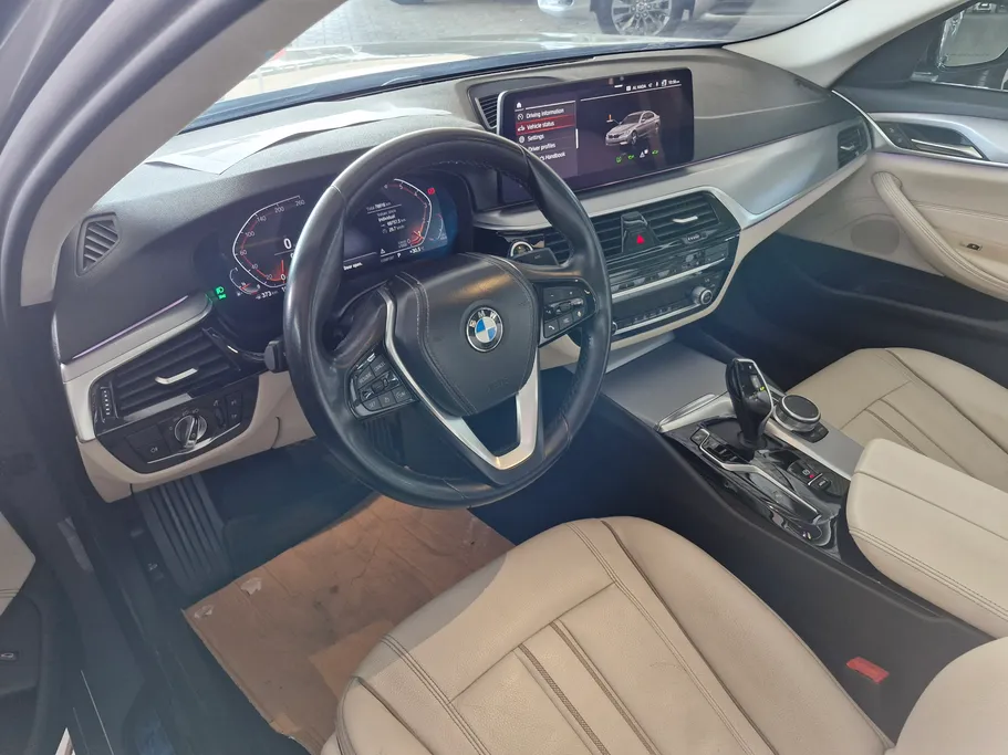 بي ام دبليو الفئة الخامسة 520i 2022 
