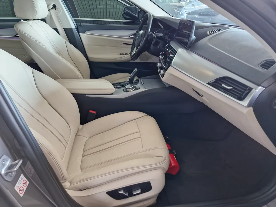 بي ام دبليو الفئة الخامسة 520i 2022 