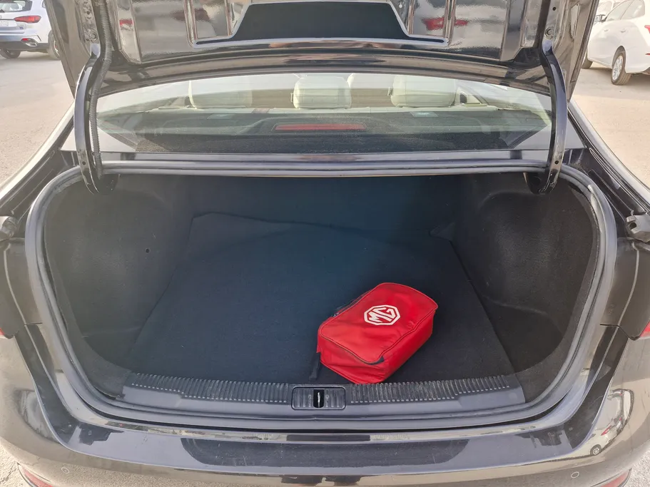 ام جي 5 LUX 2023 