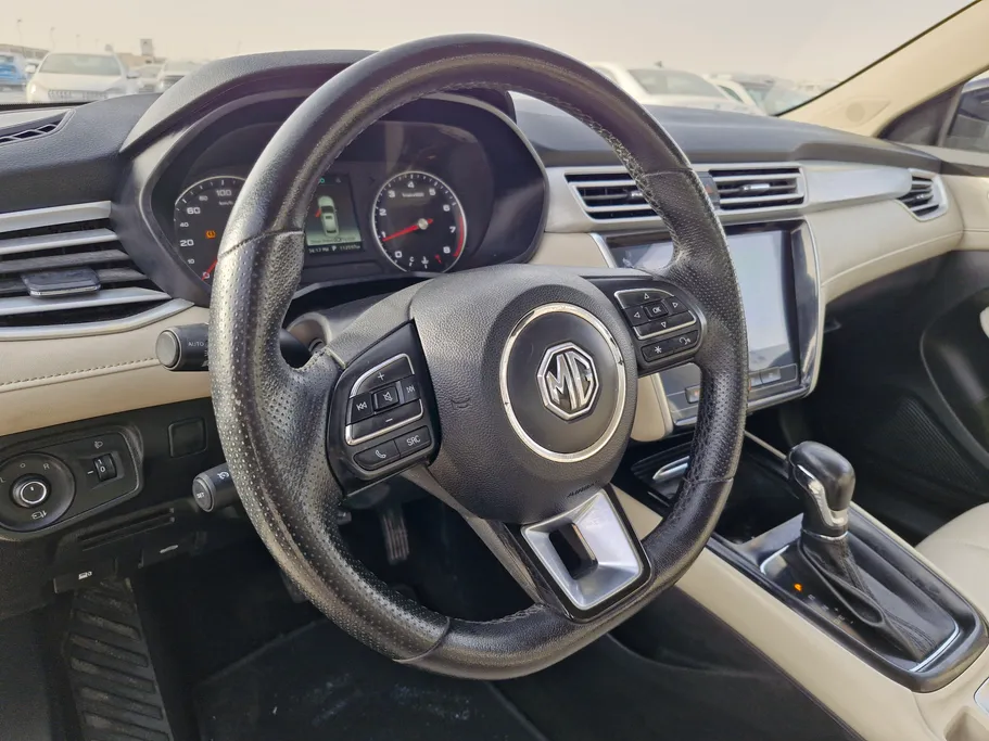 ام جي 5 LUX 2023 