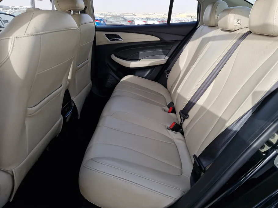 ام جي 5 LUX 2023 