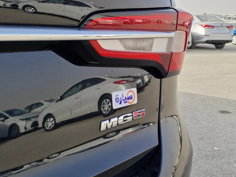 ام جي 5 LUX 2023 