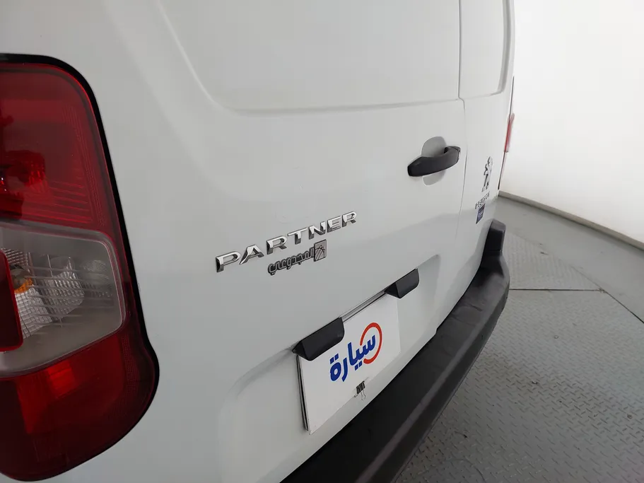 2022 Peugeot Partner Short van 