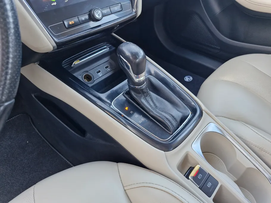 ام جي 5 LUX 2023 