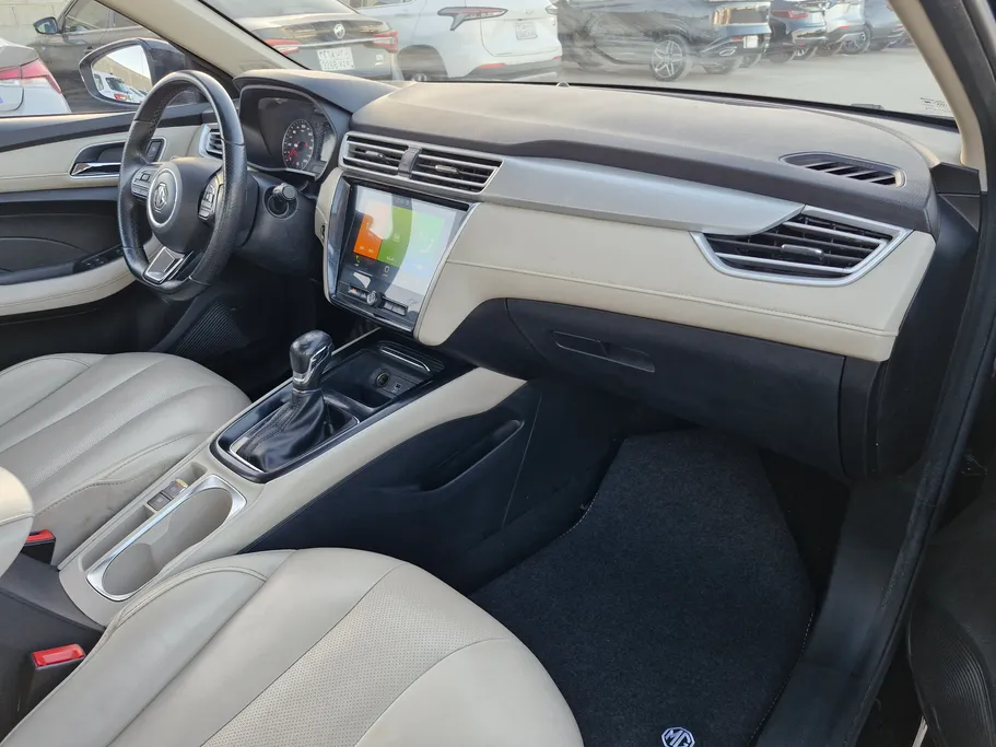 ام جي 5 LUX 2023 