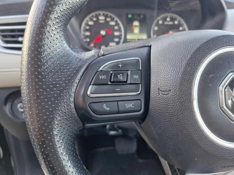 ام جي 5 LUX 2023 