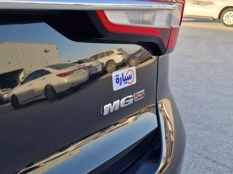 ام جي 5 LUX 2023 