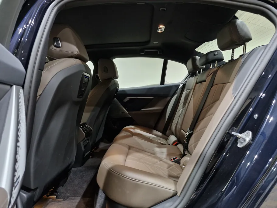 بي ام دبليو الفئة الخامسة 520i 2025 