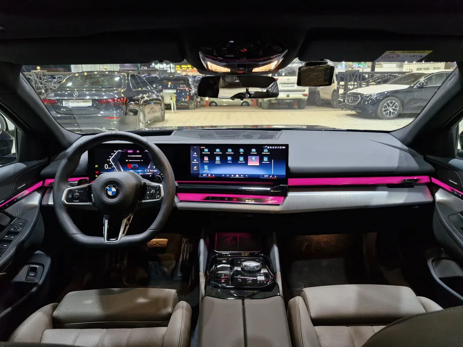 بي ام دبليو الفئة الخامسة 520i 2025 