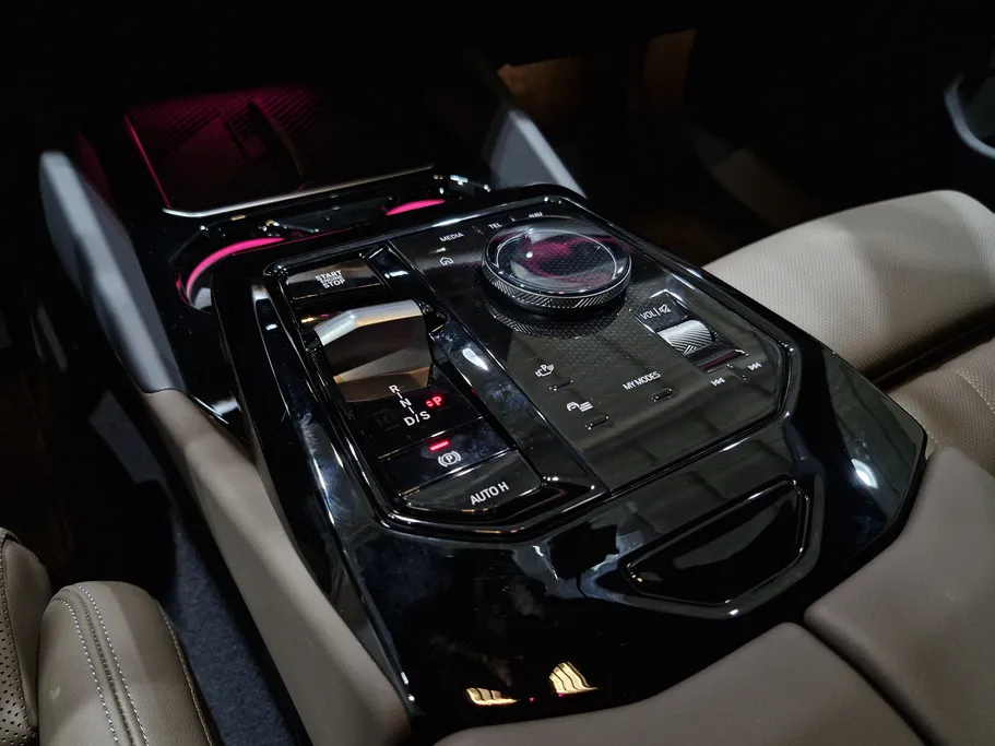 بي ام دبليو الفئة الخامسة 520i 2025 