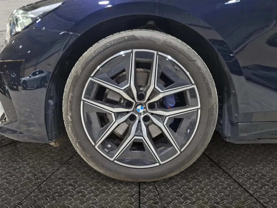 بي ام دبليو الفئة الخامسة 520i 2025 