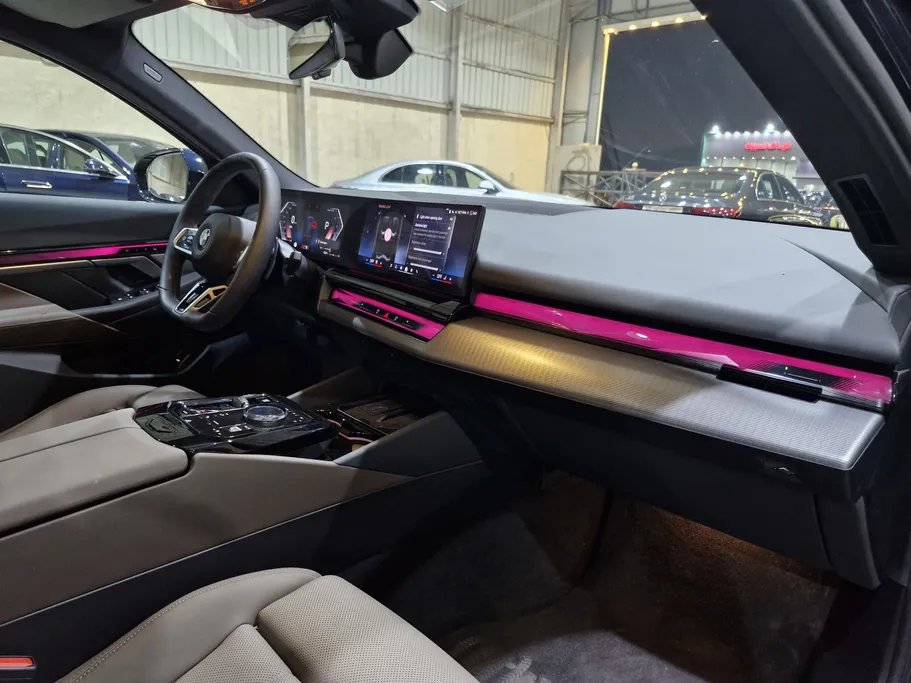 بي ام دبليو الفئة الخامسة 520i 2025 