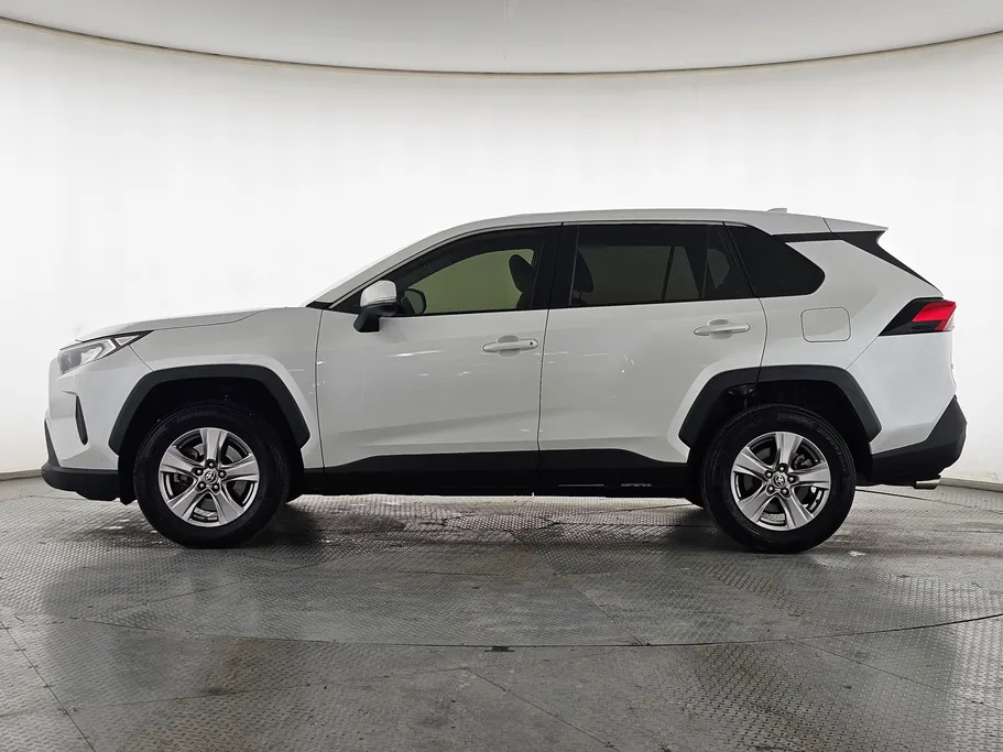 2023 تويوتا RAV4 LE 