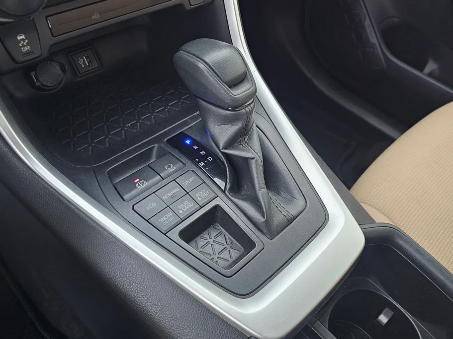 2023 تويوتا RAV4 LE 