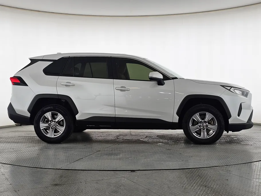 2023 تويوتا RAV4 LE 