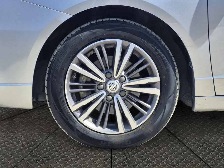 ام جي 5 LUX 2023 