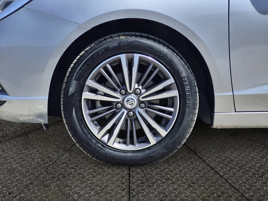 ام جي 5 LUX 2023 