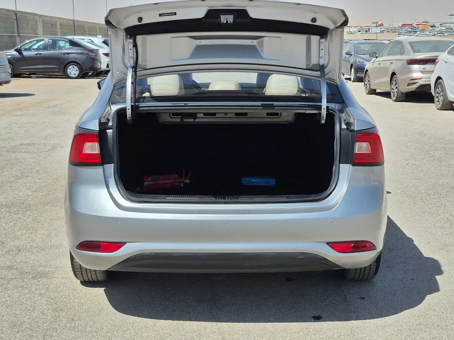 ام جي 5 LUX 2023 