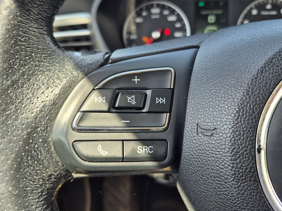 ام جي 5 LUX 2023 