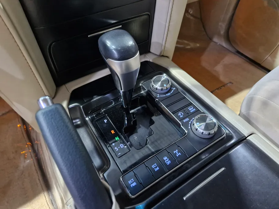 تويوتا لاندكروزر Grand Touring 2021 