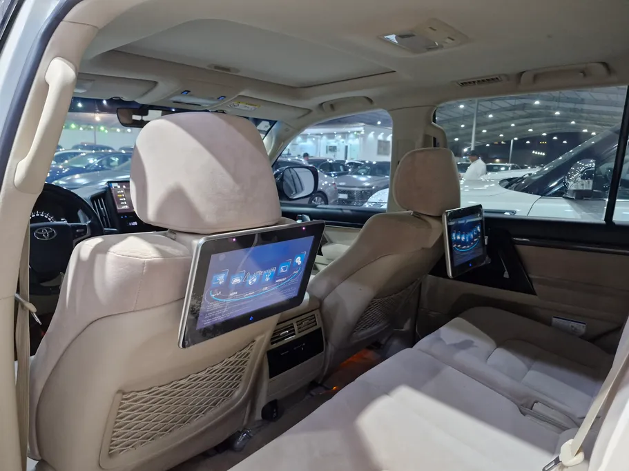 تويوتا لاندكروزر Grand Touring 2021 