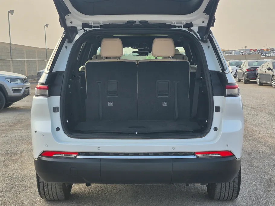 جيب جراند شيروكي ليمتد 2023 