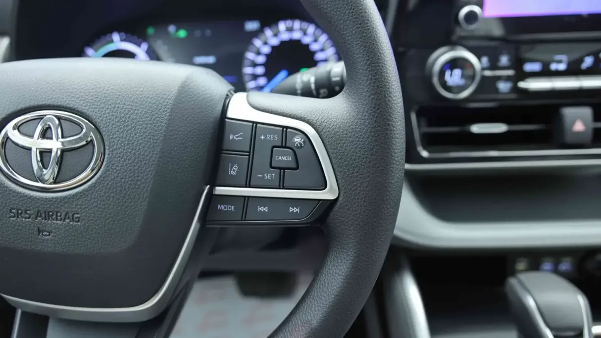 تويوتا هايلاندر LE 2025 