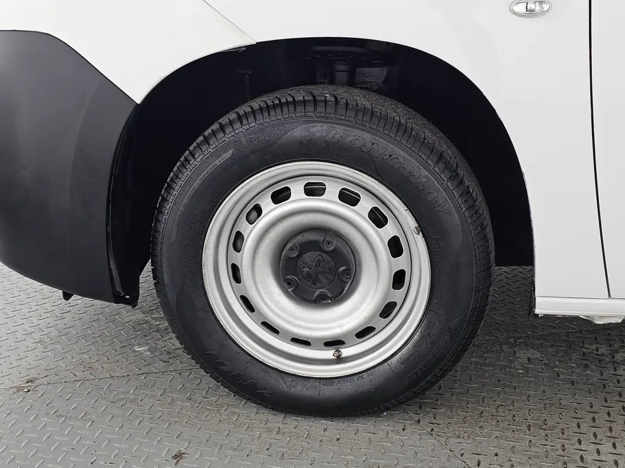 2022 Peugeot Partner Short van 