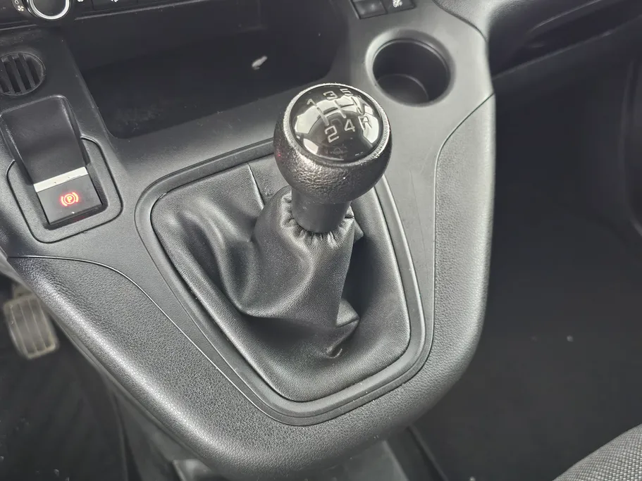 2022 Peugeot Partner Short van 