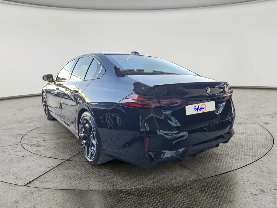 بي ام دبليو الفئة الخامسة 520i 2024 