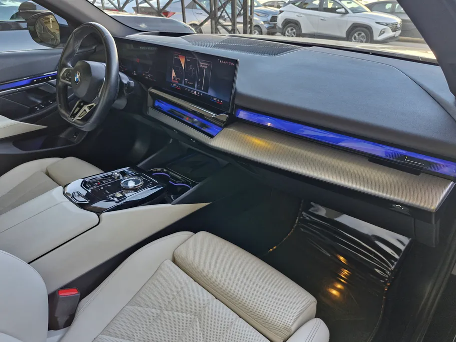 بي ام دبليو الفئة الخامسة 520i 2024 