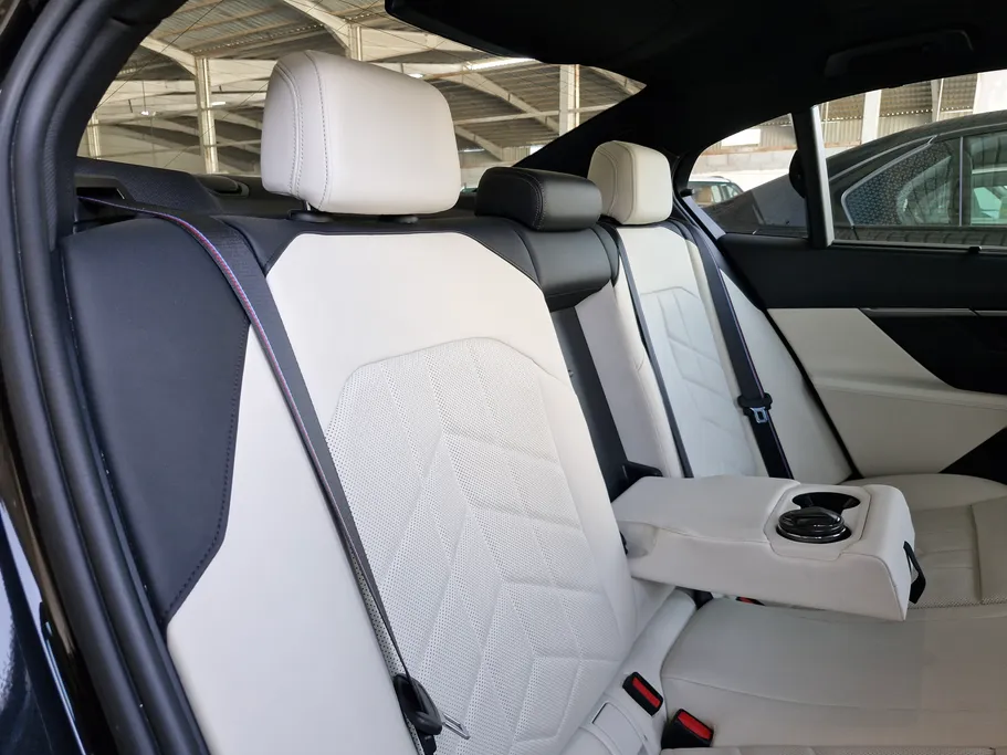 بي ام دبليو الفئة الخامسة 520i 2024 