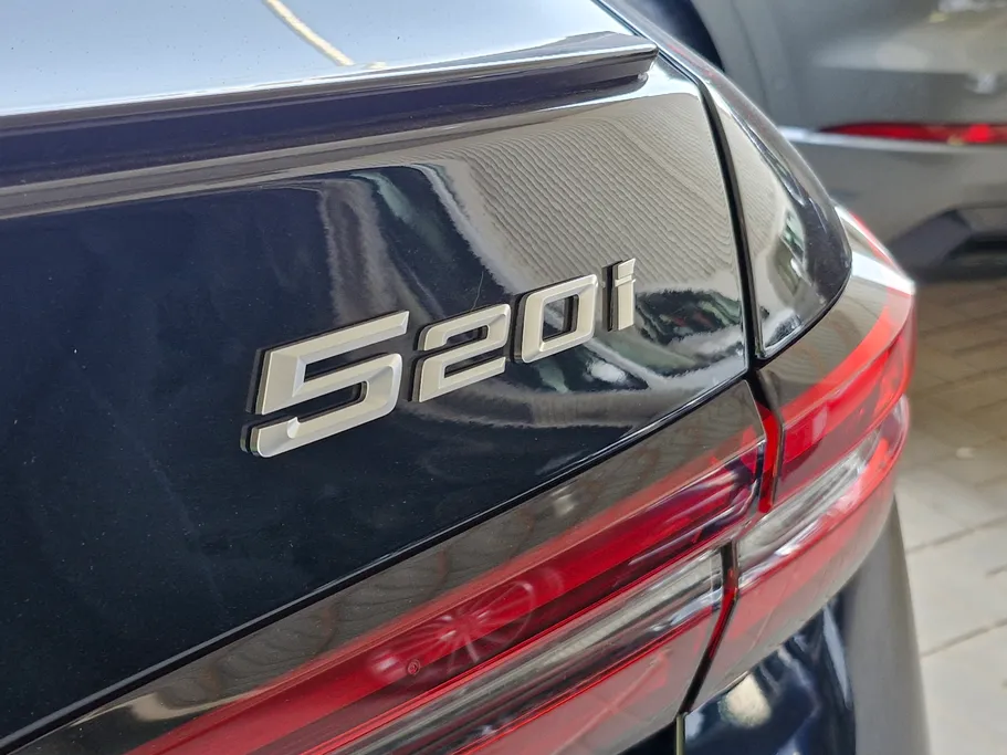 بي ام دبليو الفئة الخامسة 520i 2024 