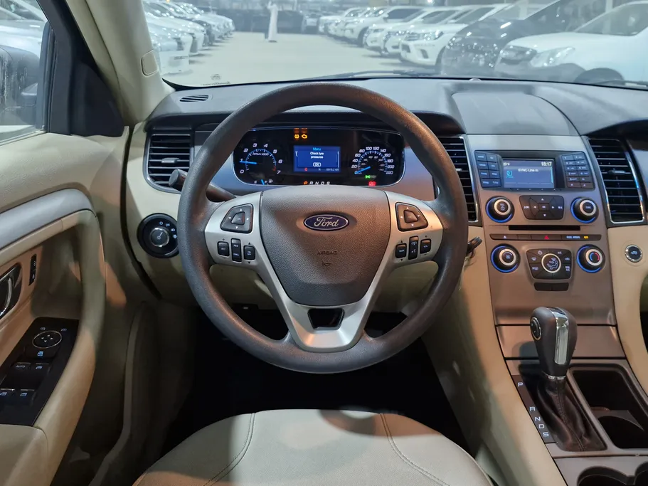 2018 Ford Taurus SE 