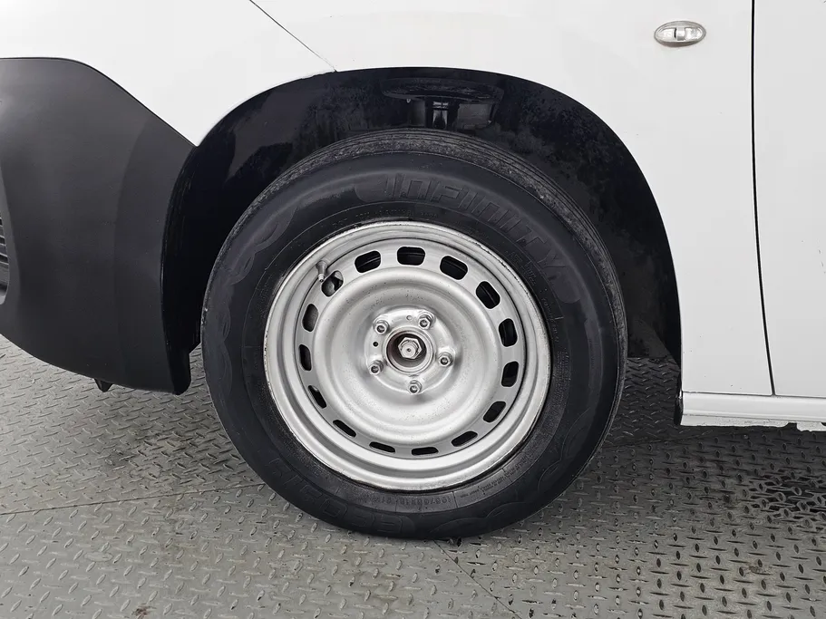 2022 Peugeot Partner Short van 