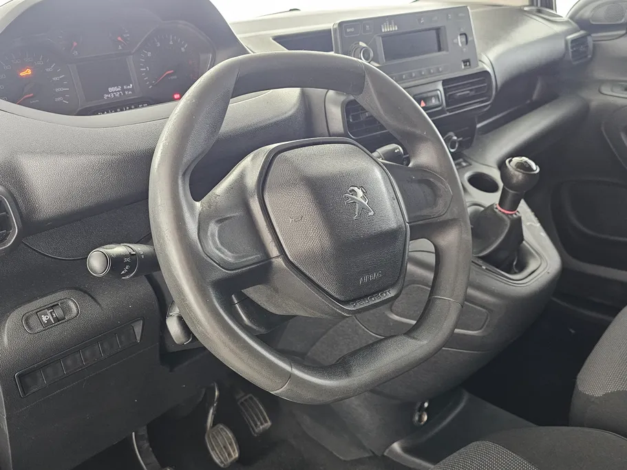 2022 Peugeot Partner Short van 