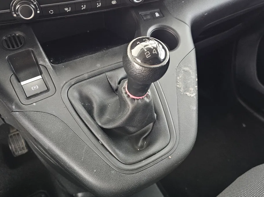 2022 Peugeot Partner Short van 