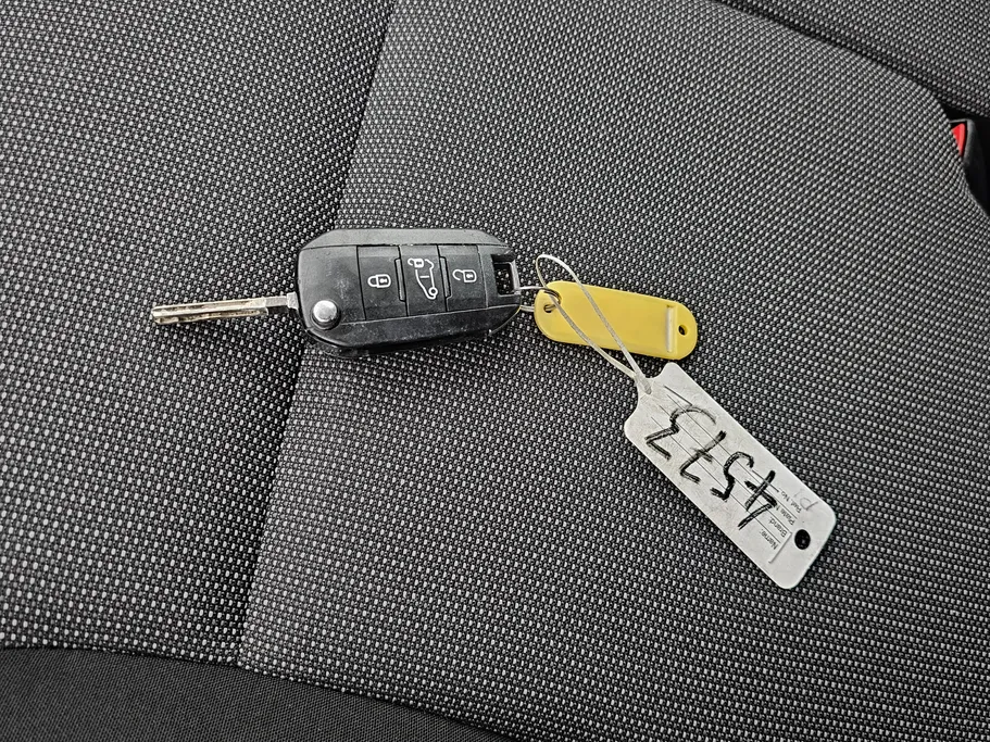 2022 Peugeot Partner Short van 