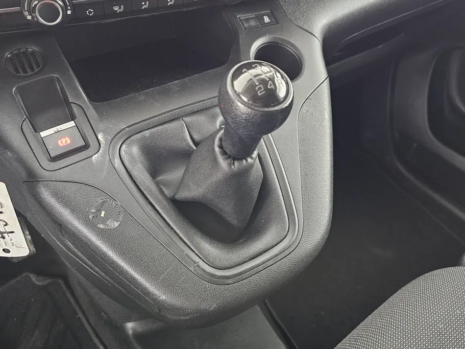 2022 Peugeot Partner Short van 