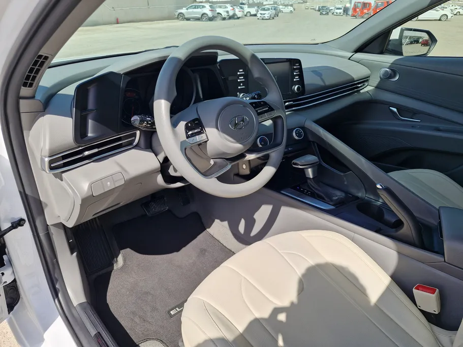 2023 Hyundai Elantra Smart 