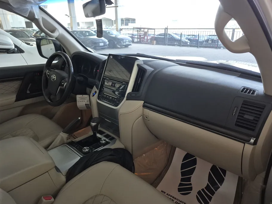 2019 Toyota Land Cruiser Grand Touring 