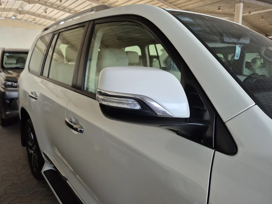 2019 Toyota Land Cruiser Grand Touring 