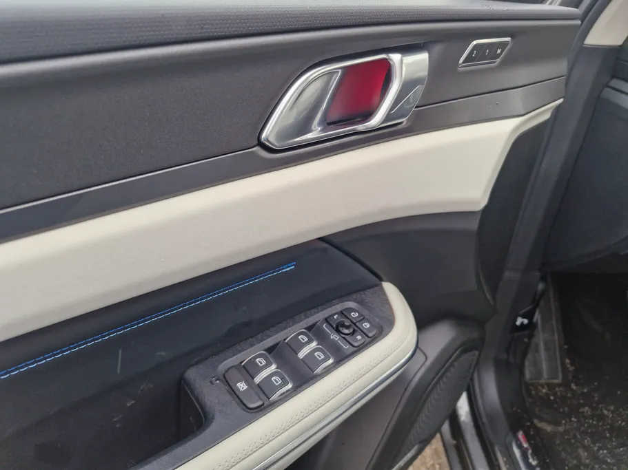 2024 Lynk and Co 01 Louder Pro 