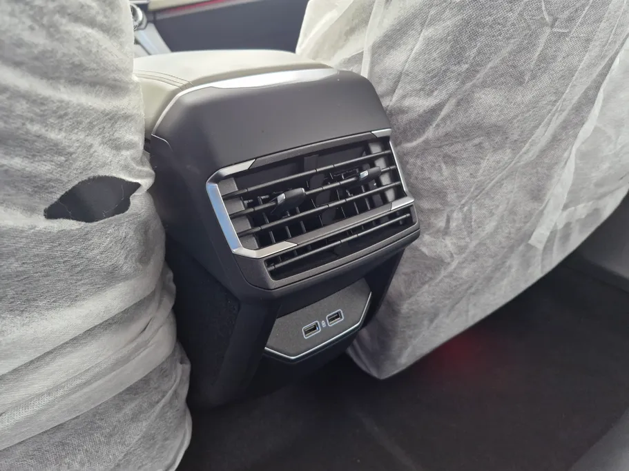 2024 Lynk and Co 01 Louder Pro 