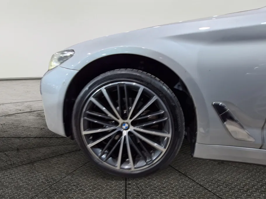 2021 BMW 5 Series 520i 